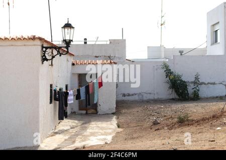 Almeria, Spanien. Oktober 10 202. Kleidung hängt vor einem traditionellen andalusischen Haus Stockfoto