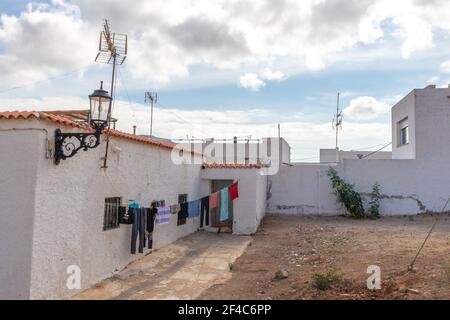 Almeria, Spanien. Oktober 10 202. Kleidung hängt vor einem traditionellen andalusischen Haus Stockfoto