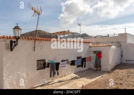 Almeria, Spanien. Oktober 10 202. Kleidung hängt vor einem traditionellen andalusischen Haus Stockfoto