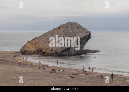 Almeria, Spanien. Oktober 10 202. Menschen am Strand von Monsul im Nationalpark Cabo de Gata in Andalusien Stockfoto