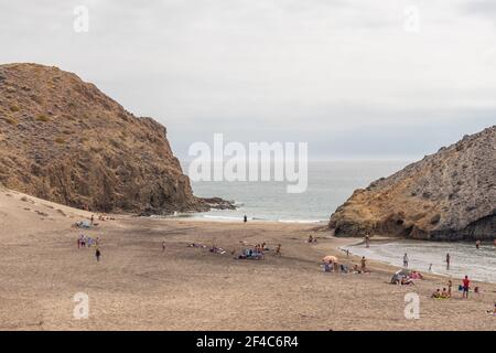 Almeria, Spanien. Oktober 10 202. Menschen am Strand von Monsul im Nationalpark Cabo de Gata in Andalusien Stockfoto