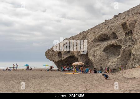 Almeria, Spanien. Oktober 10 202. Menschen am Strand von Monsul im Nationalpark Cabo de Gata in Andalusien Stockfoto