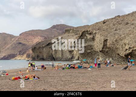 Almeria, Spanien. Oktober 10 202. Menschen am Strand von Monsul im Nationalpark Cabo de Gata in Andalusien Stockfoto