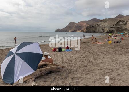 Almeria, Spanien. Oktober 10 202. Menschen am Strand von Monsul im Nationalpark Cabo de Gata in Andalusien Stockfoto