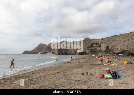 Almeria, Spanien. Oktober 10 202. Menschen am Strand von Monsul im Nationalpark Cabo de Gata in Andalusien Stockfoto