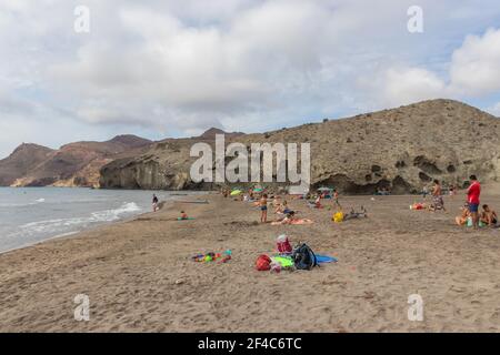 Almeria, Spanien. Oktober 10 202. Menschen am Strand von Monsul im Nationalpark Cabo de Gata in Andalusien Stockfoto