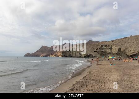 Almeria, Spanien. Oktober 10 202. Menschen am Strand von Monsul im Nationalpark Cabo de Gata in Andalusien Stockfoto