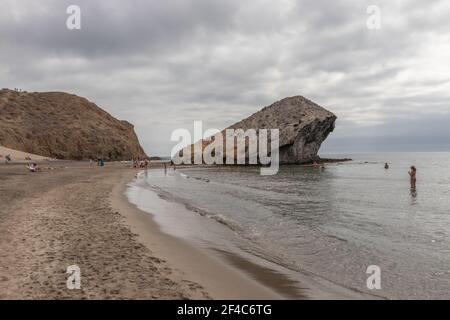 Almeria, Spanien. Oktober 10 202. Menschen am Strand von Monsul im Nationalpark Cabo de Gata in Andalusien Stockfoto