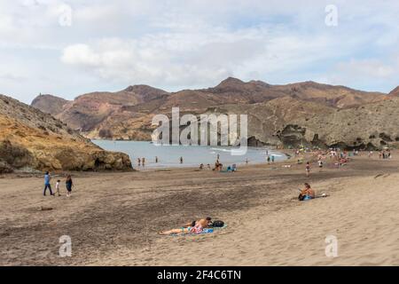 Almeria, Spanien. Oktober 10 202. Menschen am Strand von Monsul im Nationalpark Cabo de Gata in Andalusien Stockfoto