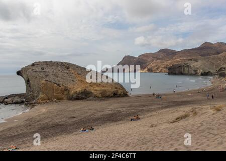 Almeria, Spanien. Oktober 10 202. Menschen am Strand von Monsul im Nationalpark Cabo de Gata in Andalusien Stockfoto