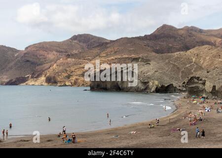 Almeria, Spanien. Oktober 10 202. Menschen am Strand von Monsul im Nationalpark Cabo de Gata in Andalusien Stockfoto