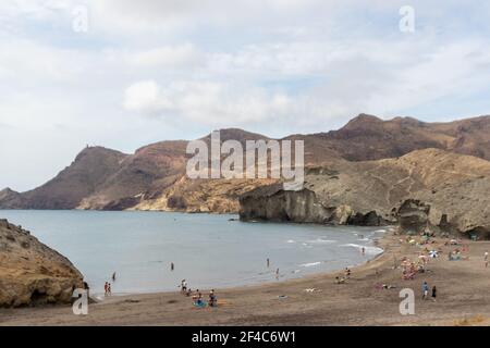 Almeria, Spanien. Oktober 10 202. Menschen am Strand von Monsul im Nationalpark Cabo de Gata in Andalusien Stockfoto