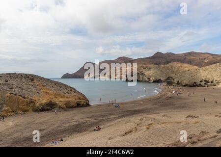 Almeria, Spanien. Oktober 10 202. Menschen am Strand von Monsul im Nationalpark Cabo de Gata in Andalusien Stockfoto