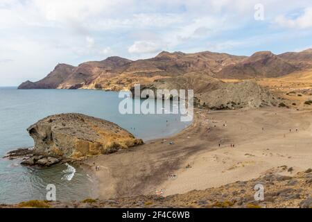 Almeria, Spanien. Oktober 10 202. Menschen am Strand von Monsul im Nationalpark Cabo de Gata in Andalusien Stockfoto