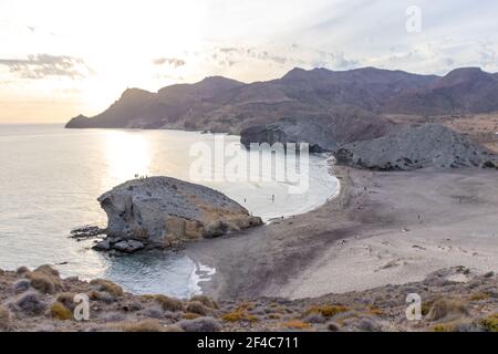 Almeria, Spanien. Oktober 10 202. Sonnenuntergang über dem Strand von Monsul im Nationalpark Cabo de Gata in Andalusien Stockfoto