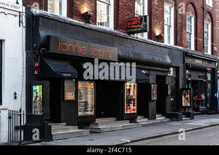 Die Ronnie Scott's Jazz Club Frontfassade während des Lockdown, Frith Street, Soho, London, England, VEREINIGTES KÖNIGREICH. Stockfoto