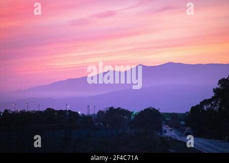 Almeria, Spanien. Oktober 10 202. Pinkfarbener Sonnenuntergang mit Sierra Nevada im Hintergrund Stockfoto