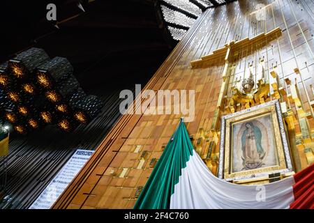 Der Mantel des Heiligen Juan Diego Cuauhtlatoatzin hängt an der Wand der Basilika unserer Lieben Frau von Guadalupe in Mexiko-Stadt, Mexiko. Stockfoto