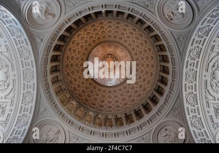 Eine barocke Kuppel überragt die Rotunde in San Francisco, dem kalifornischen Rathaus. Stockfoto