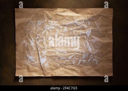 Bemaltes Papier Hintergrund Textur als abstrakte Oberfläche. Bemalte zerknitterte oder zerknitterte Handwerk Papier Hintergrund Stockfoto