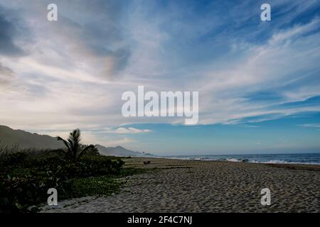 Die Sonne geht an unberührten Stränden im Nationalpark Tayrona (Parque Nacional Natural Tayrona) in Kolumbien unter. Stockfoto