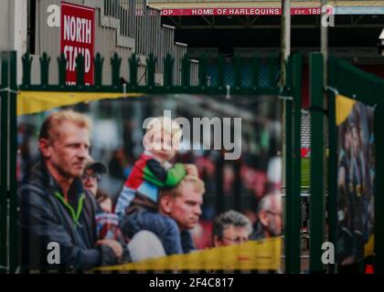 Twickenham Stoop, London, Großbritannien. März 2021, 20th. Englische Premiership Rugby, Harlequins gegen Gloucester; Harlequins, Gloucester; die außerhalb des Stadions zum Eingang des Stoop Credit: Action Plus Sports/Alamy Live News Stockfoto