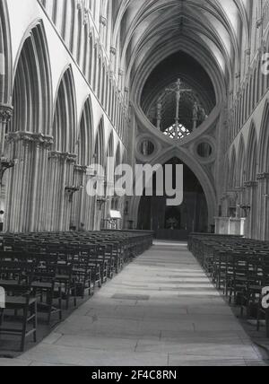 1950s, historisch, die prächtige Innenhalle von Wells Cathederal, eine anglikanische Kathedrale im gotischen Stil, in Wells, Somerset, England, Großbritannien und dem Sitz des Bischofs von Bath und Wells. Stockfoto