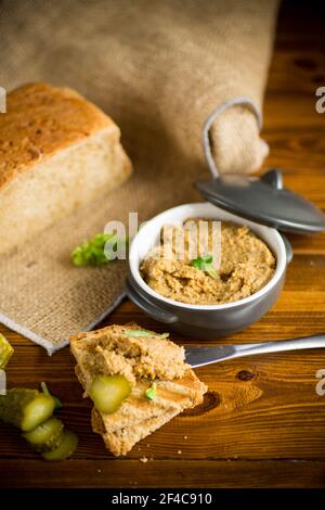 Gebratene Buchweizen Croutons mit gekochten hausgemachten Pastete auf einem hölzernen Tabelle Stockfoto