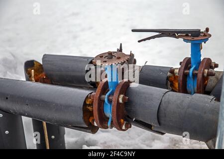 Außen-Warmwasser-Rohre für die Heizung Haus mit eingebauten Ventilen. Stockfoto