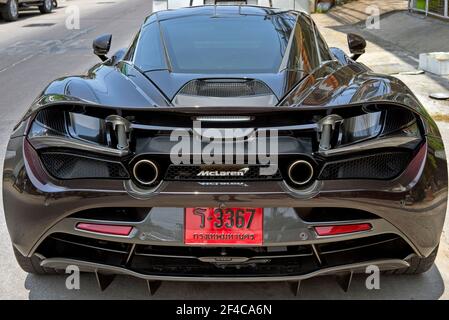 Modell McLaren 720S 2021 in Schwarz mit roten Kennzeichen in Thailand, die eine neue Zulassung darstellen. Stockfoto