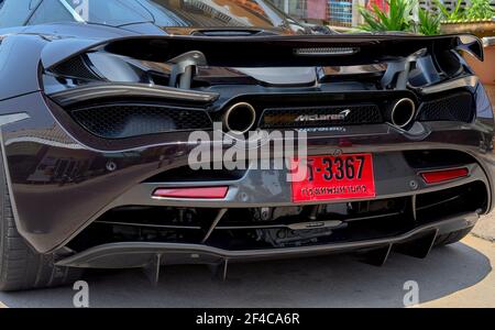 Modell McLaren 720S 2021 in Schwarz mit roten Kennzeichen in Thailand, die eine neue Zulassung darstellen. Stockfoto