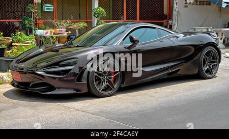 Modell McLaren 720S 2021 in Schwarz mit roten Kennzeichen in Thailand, die eine neue Zulassung darstellen. Stockfoto