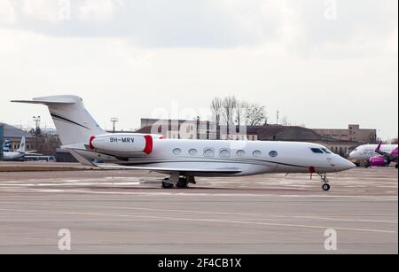 Ukraine, Kiew - 19. März 2021: Flugzeug Gulfstream G500 auf dem Vorfeld. Flugzeug - 9H-MRV Chartered kleine weiße Flugzeug. Stockfoto