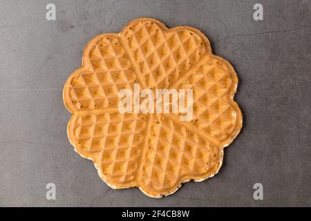 Ein Herz Waffel auf einem dunklen Stein Hintergrund. Stockfoto