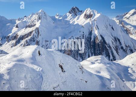 Blick auf die Berge rund um die Stadt Riale. Riale, Formazza, Valle Formazza, Verbano Cusio Ossola, Piemont, Italien. Stockfoto