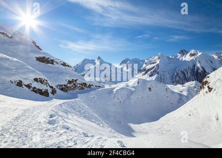 Blick auf die Berge rund um die Stadt Riale. Riale, Formazza, Valle Formazza, Verbano Cusio Ossola, Piemont, Italien. Stockfoto