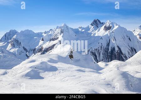 Blick auf die Berge rund um die Stadt Riale. Riale, Formazza, Valle Formazza, Verbano Cusio Ossola, Piemont, Italien. Stockfoto