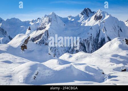 Blick auf die Berge rund um die Stadt Riale. Riale, Formazza, Valle Formazza, Verbano Cusio Ossola, Piemont, Italien. Stockfoto