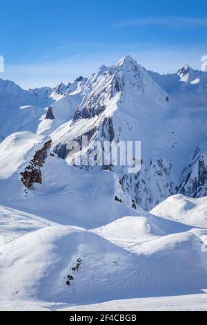 Blick auf die Berge rund um die Stadt Riale. Riale, Formazza, Valle Formazza, Verbano Cusio Ossola, Piemont, Italien. Stockfoto