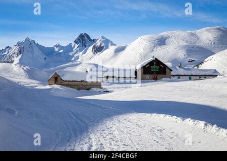 Blick auf die Maria Luisa Hütte im hohen Formazza Tal im Winter. Riale, Formazza, Valle Formazza, Verbano Cusio Ossola, Piemont, Italien. Stockfoto