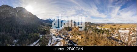 Luftpanorama Drohne Aufnahme von Hohenschwangau am See in Füssen Mit Blick auf die Alpen Schneeberg im Winter in Deutschland Stockfoto