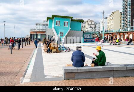 Brighton UK 20th March 2021 - Zeit für einen Kaffee am Upside Down House an der Küste von Brighton während eines warmen Frühlingstages an der Südküste : Credit Simon Dack / Alamy Live News Stockfoto