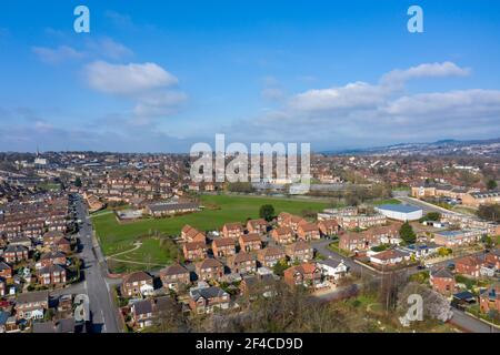 Luftaufnahme der Stadt Kirkstall in Leeds West Yorkshire in Großbritannien, zeigt eine Drohnenansicht des Dorfes mit Reihen von Vorstadthäusern und Straßen Stockfoto