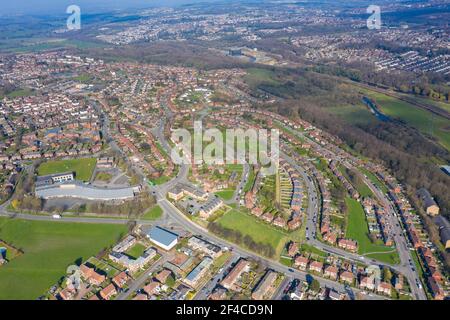 Luftaufnahme der Stadt Kirkstall in Leeds West Yorkshire in Großbritannien, zeigt eine Drohnenansicht des Dorfes mit Reihen von Vorstadthäusern und Straßen Stockfoto