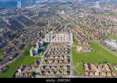 Luftaufnahme der Stadt Kirkstall in Leeds West Yorkshire in Großbritannien, zeigt eine Drohnenansicht des Dorfes mit Reihen von Vorstadthäusern und Straßen Stockfoto