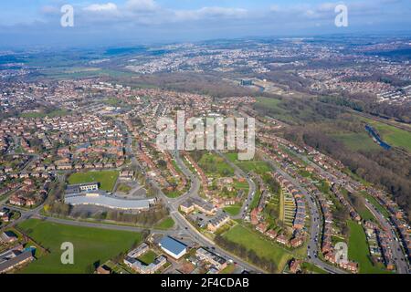 Luftaufnahme der Stadt Kirkstall in Leeds West Yorkshire in Großbritannien, zeigt eine Drohnenansicht des Dorfes mit Reihen von Vorstadthäusern und Straßen Stockfoto