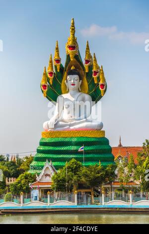 Große Buddha Statue im Wat Daeng Thammachat. Buddhistischer Tempel am Chao Phraya Fluss in Bangkok, Thailand. Stockfoto