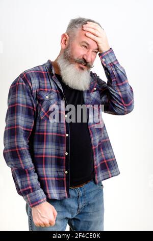 Reifer Mann in lässiger Kleidung gekleidet fühlt sich schlecht, Kopfschmerzen und Überarbeit, negative Emotionen, gestresst, weißer Hintergrund Stockfoto