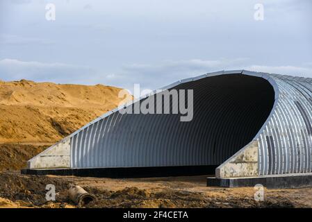 Bau eines Metalltunnels unter der Straße. Stockfoto