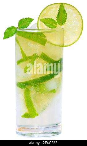 Mojito Cocktail mit Limetten- und Eiswürfeln und Blattminze in einem Longdrinkglas auf weißem Hintergrund. Stockfoto